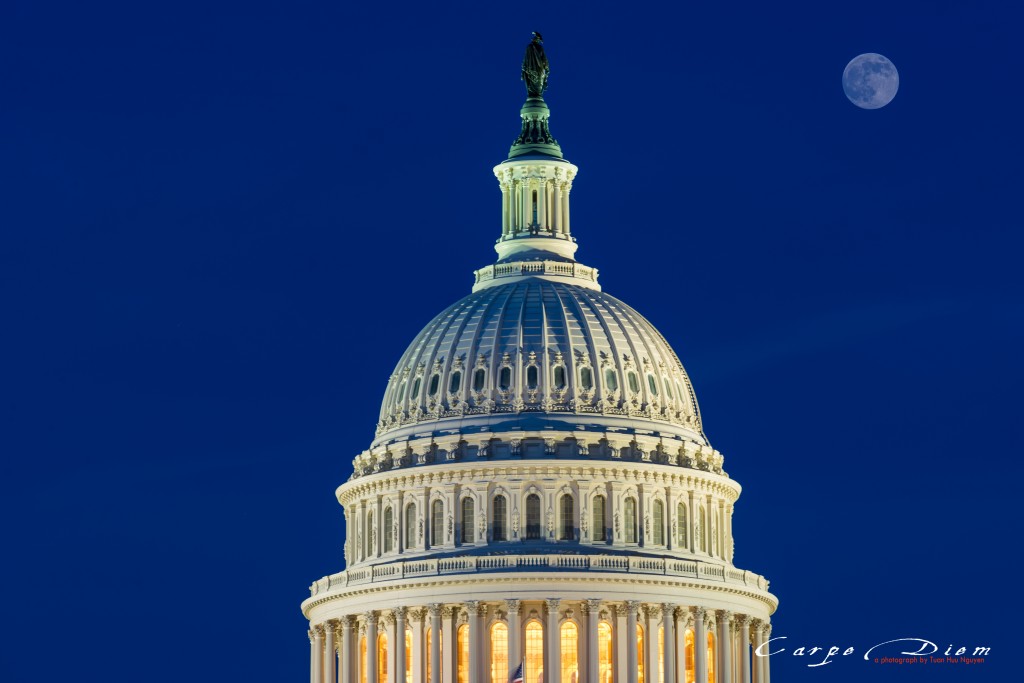 Vầng trăng bên Capitol building, Washington DC