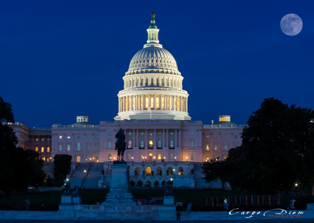 Vầng trăng bên Capitol building, Washington DC