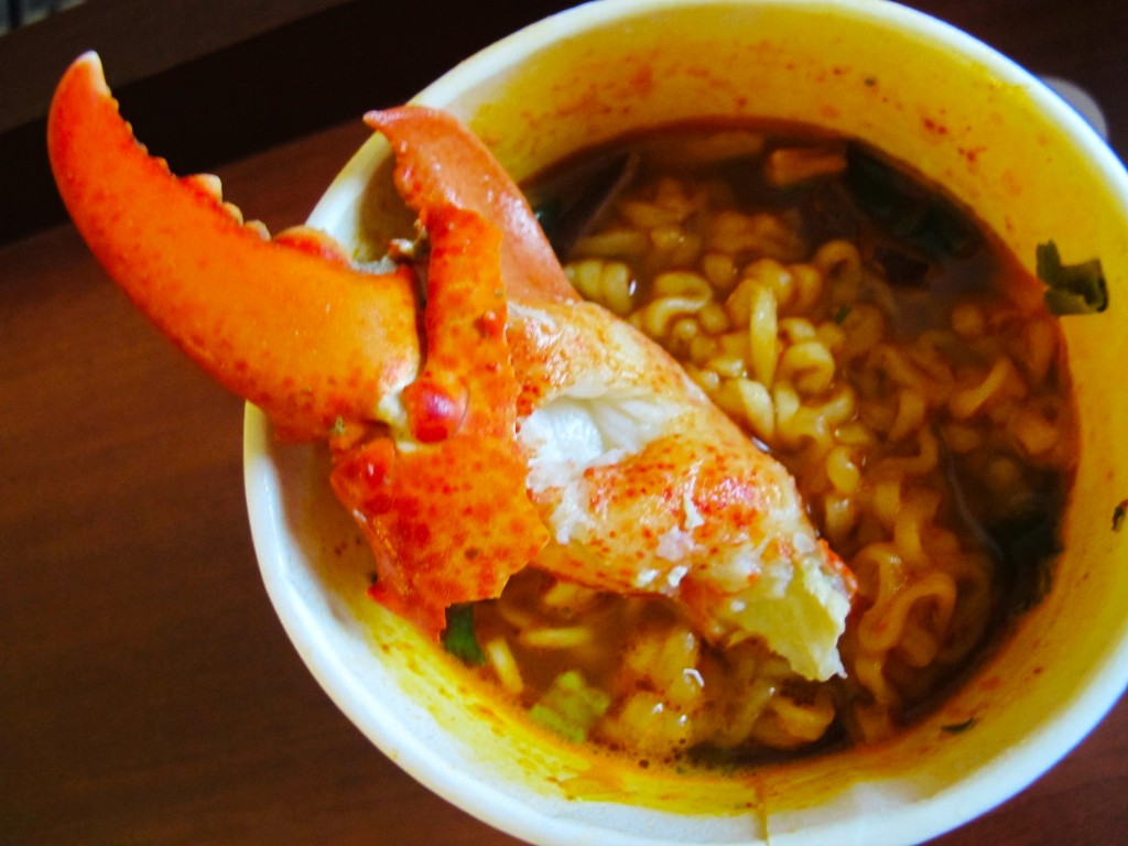 Chơi sang, lobster với mì gói