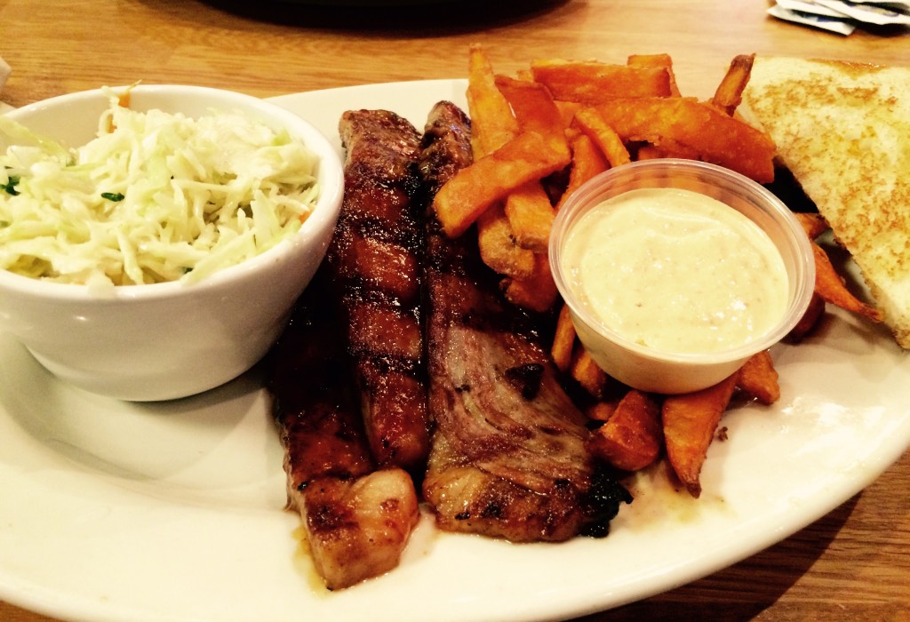 Queen City Q: Texas brisket, French toast, cole slaw và sweet potato fried