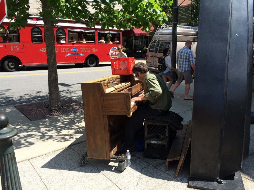 Người chơi piano giữa phố, Asheville