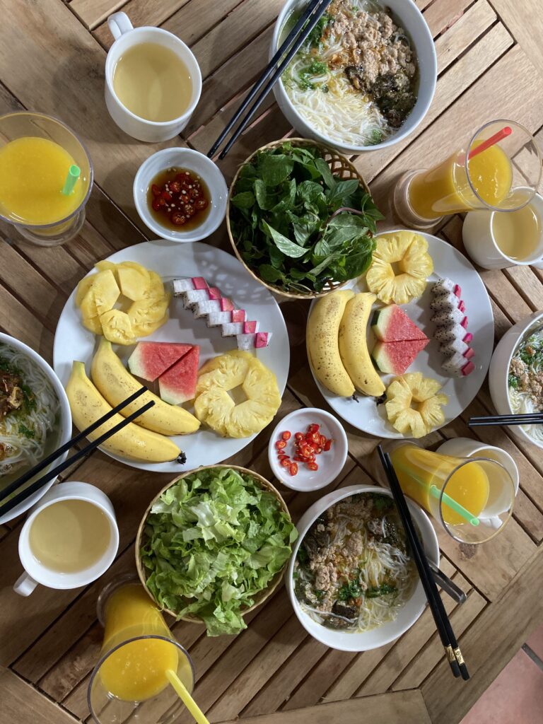 Ăn sáng cuối cùng ở Tropical Homestay, Ninh Bình